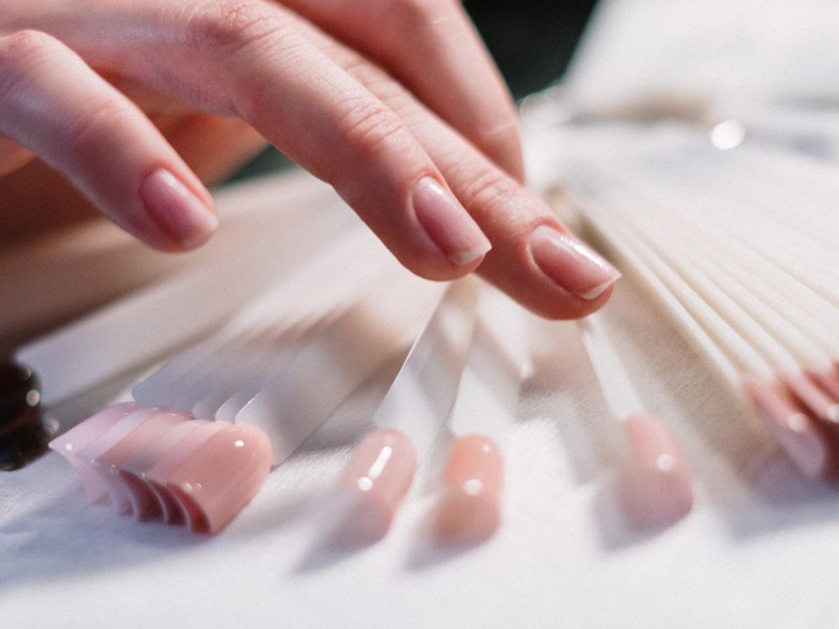 How to apply false&nbsp;nails